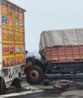 घने कोहरे में भीषण सड़क हादसा: बस–कैंटर टक्कर में चालक की मौत, दो गंभीर घायल