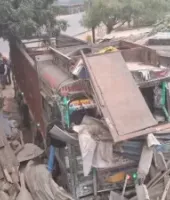 बलिया में बेकाबू ट्रक का कहर, कई दुकानें क्षतिग्रस्त