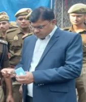 UP : दूसरे दिन भी चला सत्यापन अभियान, दरगाह पर ठहरे लोगों के जांचे गए पहचान पत्र