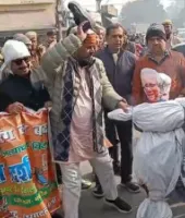 UP: बांग्लादेश में हिंदू युवक की हत्या के विरोध में प्रदर्शन, प्रधानमंत्री का पुतला फूंका