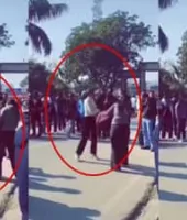 “मेरा बॉयफ्रेंड सिर्फ मेरा है…”— बीच सड़क पर छात्राओं में भिड़ंत, बेल्ट से दौड़ा-दौड़ाकर पीटा; VIDEO वायरल