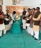 देवरिया: कांग्रेस कार्यकर्ताओं ने सोनिया गांधी का जन्मदिन मनाया, केक काटकर एक-दूसरे को खिलाया मिठाई