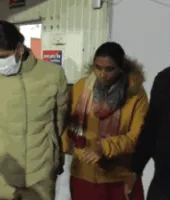 महिला दरोगा और सिपाही रिश्वत लेते रंगे हाथ गिरफ्तार