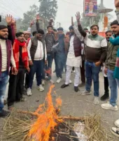 Ballia News: बांग्लादेश में हिंदू युवक की हत्या पर बलिया में आक्रोश, मोहम्मद यूनुस का पुतला फूंका