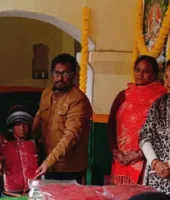 बलिया के शिक्षक की सराहनीय पहल: निजी खर्च से बच्चों को बांटे स्वेटर, टोपी और ड्रेस