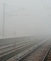 जनपद में छाया घना कोहरा, ठिठुरन से कांपे लोग; आज विद्यालयों में अवकाश, रेलवे व्यवस्था प्रभावित