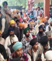 लखीमपुर खीरी: सिख समाज ने एसडीएम कार्यालय का घेराव किया, अनिश्चितकालीन धरना शुरू, प्रशासन के खिलाफ जमकर विरोध