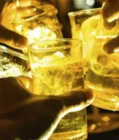 लखनऊ : सड़क पर मयखाना बनाते युवकों पर पुलिस की सख्ती, अभियान चलाकर किए चालान; नशेबाजी और हुड़दंगियों पर हुई कार्रवाई