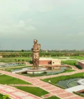 पुराने लखनऊ में लगेगी 65 फीट ऊंची अटल बिहारी वाजपेयी की भव्य प्रतिमा, लाइटिंग में दिखेगा वस्त्रों के रंग बदलने का अनोखा नज़ारा