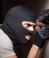 Lucknow Crime News : दीवार में सेंध लगाकर लाखों की चोरी, दूसरे मकान में छत के रास्ते दाखिल हुए चोर