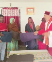 पुण्यतिथि पर चंद्रशेखर ओझा को दी गई श्रद्धांजलि, जरूरतमंदों में कंबल और छात्रों में पाठ्य सामग्री का वितरण