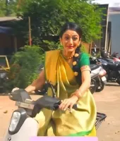 सोनी सब के शो 'इत्ती सी खुशी' के सेट पर नेहा एसके मेहता ने  की अचानक स्कूटर की सवारी, बिखेरी मुस्कान