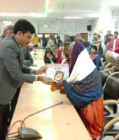 वेटरन्स डे पर वीर नारियों और भूतपूर्व सैनिकों को बलिया डीएम ने किया सम्मानित