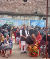 Ballia News : माता-पिता की स्मृति में पुत्र ने 400 जरूरतमंदों को ओढ़ाया कंबल