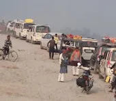 Ballia News: खरीद–दरौली घाट पीपा पुल के पास रेत पर लगा भीषण जाम, बना चर्चा का विषय