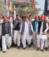 बीएलओ पर दबाव और प्रशासनिक अनदेखी के खिलाफ सपा का विरोध प्रदर्शन