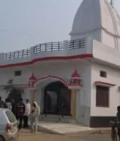 बलिया में चोरों ने एक और मंदिर को बनाया निशाना, ताला तोड़कर देवी-देवताओं के आभूषण व दानपेटी पर हाथ साफ