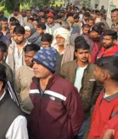 बलिया में अस्पताल के सामने पेड़ से लटका मिला युवक का शव, टी-शर्ट से बना था फंदा