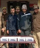 बलिया में लग्जरी कार से हथियारों की तस्करी का खुलासा, सगे भाई रायफल–तमंचों के साथ गिरफ्तार