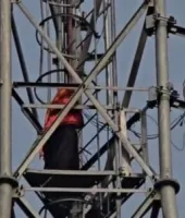 प्रेमी से शादी की मांग को लेकर युवती 250 फीट ऊंचे मोबाइल टावर पर चढ़ी, पांच घंटे बाद उतरी