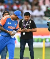 T20 World Cup 2026: पाकिस्तान के खिलाफ भारत की हाथ न मिलाने की नीति बरकरार, सूर्यकुमार ने नहीं किया सलमान से हैंडशेक