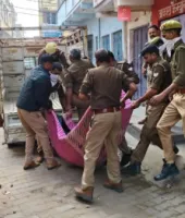 बलिया में दो शव मिलने से हड़कंप, एक ही घर में युवक फंदे पर लटका मिला, बक्से में मिली किन्नर की लाश