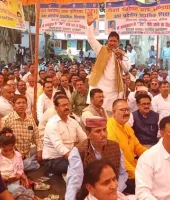 बलिया में टीईटी के खिलाफ शिक्षकों का प्रदर्शन, बीएसए कार्यालय से कलेक्ट्रेट तक निकाला जुलूस