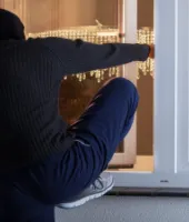 रिश्तेदारी में गया था परिवार, घर के ताले तोड़कर लाखों की चोरी