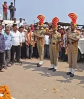 जवान का पार्थिव शरीर पहुंचते ही रो पड़ा बलिया का गांव, राजकीय सम्मान के साथ हुआ अंतिम संस्कार