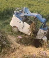 Ballia News : खाई में गिरा अनियंत्रित ऑटो, मां की मौत, दो बेटियां घायल