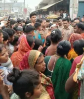 Ballia News : धनजी हत्याकांड में शव सड़क पर रखकर प्रदर्शन, आरोपितों की गिरफ्तारी की मांग