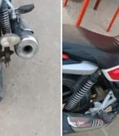 बलिया : मंदिर के पास दो दिनों से खड़ी लावारिस बाइक, पुलिस कर रही जांच