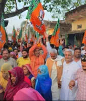 बलिया : उपेंद्र तिवारी की पदयात्रा के अंतिम दिन चितबड़ागांव में उमड़ी भीड़