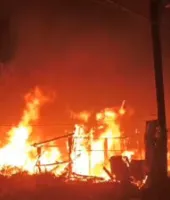 बलिया के बैरिया में भीषण आग से परिवार बेघर, जिंदा जली जर्सी गाय