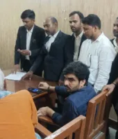 जन्म प्रमाण-पत्र निर्गत करने में अनियमितताओं को लेकर अधिवक्ताओं ने डीएम को सौंपा ज्ञापन