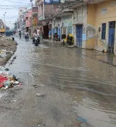 बलिया-बांसडीह मार्ग पर सीवर खुदाई में जल निगम पाइपलाइन टूटी, जलभराव से लोग परेशान