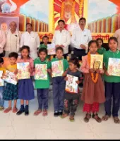 बलिया: पुस्तक और पुरस्कार वितरण के बीच परिषदीय बच्चों ने निकाली ‘स्कूल चलो’ रैली