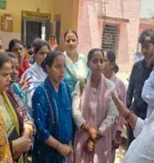 Ballia News : साइबर ठगी के बाद PHC में हंगामा, एएनएम धरने पर बैठीं, अधीक्षक ने दी मदद और इस्तीफे का किया ऐलान