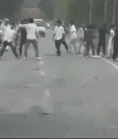 बिजनौर : मंडावर रोड पर दो गुटों में मारपीट, बेल्ट और लात-घूंसे चले, वीडियो वायरल