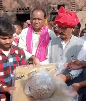 अग्निकांड पीड़ितों की मदद को बढ़े हाथ, शिक्षक दंपति ने 103 परिवारों तक पहुंचाई राहत सामग्री