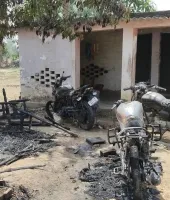 देवरिया में झोपड़ी में लगी भीषण आग, तीन बाइक समेत लाखों का सामान जलकर राख