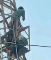 शादी की जिद में मोबाइल टावर पर चढ़ी युवती, घंटों चला हाईवोल्टेज ड्रामा