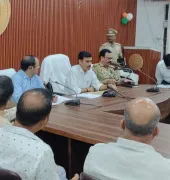 Ballia News : पेट्रोल पंप बंद मिला तो होगी कार्रवाई, DM मंगला प्रसाद सिंह ने डीलरों को दी सख्त चेतावनी