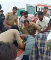 मुजफ्फरनगर में स्कूल बस और बाइक की भीषण टक्कर, दो बच्चों समेत तीन की मौत