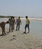 संभल में गंगा स्नान के दौरान खनन ठेकेदार का मुंशी डूबा, आठ घंटे बाद भी नहीं लगा सुराग