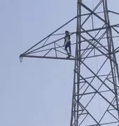 बलिया में ‘टॉवर वाला प्रेम’ फिर चढ़ा परवान, शादी की जिद में युवक 80 फीट ऊंचे बिजली टॉवर पर चढ़ा