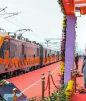 Varanasi News : पीएम मोदी ने दो नई अमृत भारत एक्सप्रेस ट्रेनों को दिखाई हरी झंडी