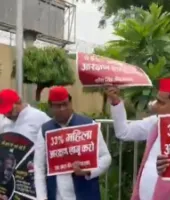 लखनऊ : विशेष सत्र से पहले सपा विधायकों का प्रदर्शन, महिला आरक्षण लागू करने की मांग