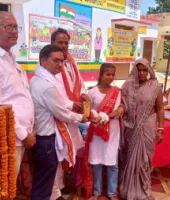 बलिया के सरकारी स्कूल में प्रवेशोत्सव और वार्षिकोत्सव की धूम, शिल्पी यादव बनीं ‘स्टूडेंट ऑफ द ईयर’