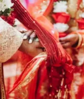 इटावा में प्रेमिका से शादी की मांग पर मोबाइल टावर पर चढ़ा युवक, सहमति के बाद मंदिर में हुई शादी